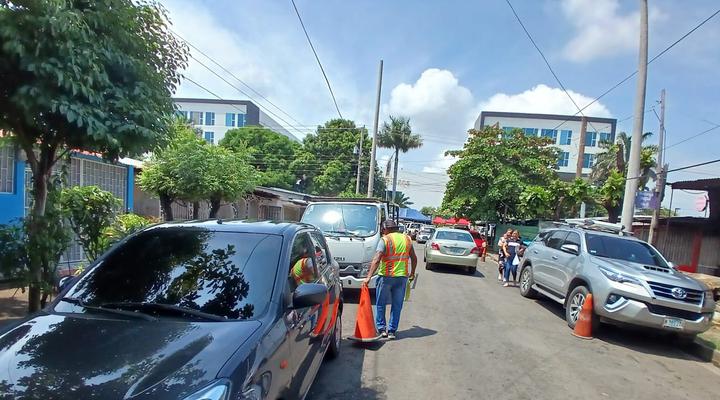 “Cuida carros”, un oficio que crece en la capital