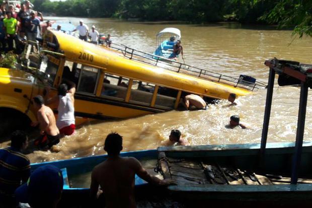 Tragedia en Boca de Sábalos: ocho personas murieron al hundirse autobús en río