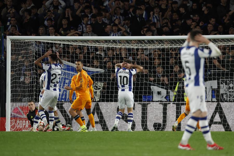 Los jugadores de la Real Sociedad se lamentan durante el encuentro correspondiente./ EFE