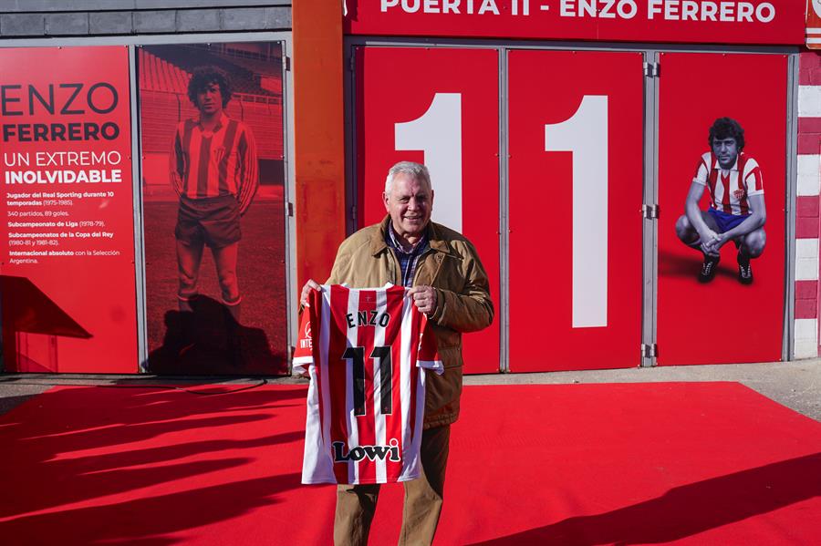 El exjugador argentino, Enzo Ferrero posa durante un acto en el que el club puso su nombre a la puerta 11 11 del estadio de El Molinón./ EFE