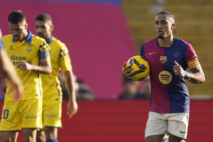 El delantero del Barcelona Raphinha (d) celebra su tanto ante Las Palmas./ EFE