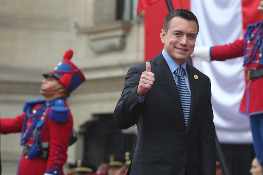 Foto de archivo del 4 de julio del presidente de Ecuador, Daniel Noboa, saludando a su llegada al Palacio Nacional en Lima./EFE