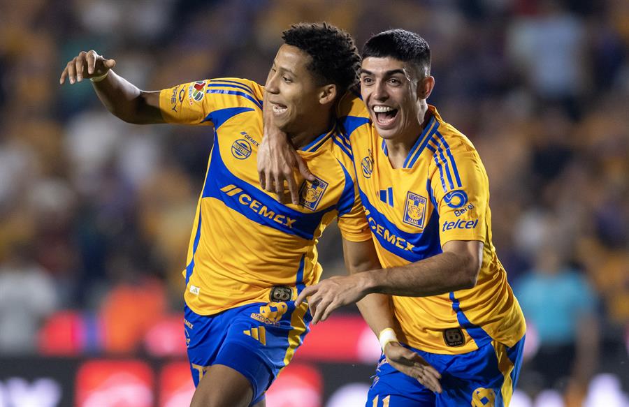 Ozziel Herrera (i) y Juan Brunetta de Tigres celebran un gol durante un partido por la jornada 6 del Torneo clausura 2025 entre Tigres y Atlas./ EFE