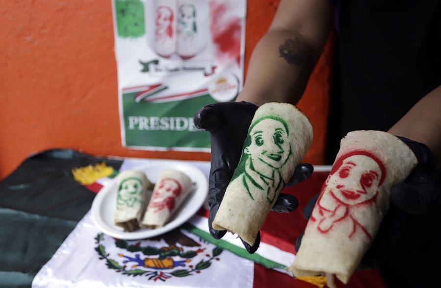 Fotografía donde se observa la imagen impresa en tortillas de la oficialista Claudia Sheinbaum./ EFE