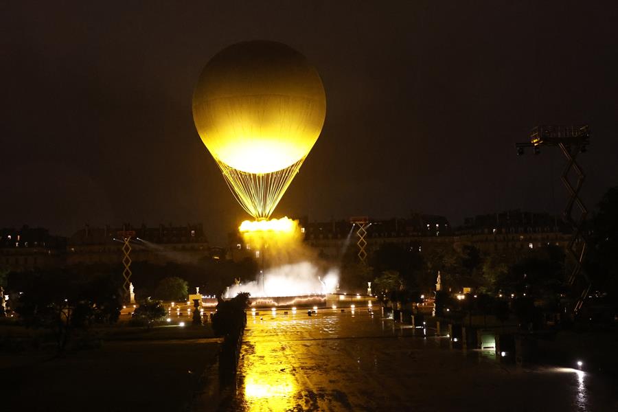 El pebetero se eleva en el aire enganchado a un globo aerostático durante la ceremonia de inauguración de los Juegos Olímpicos de París 2024./ EFE