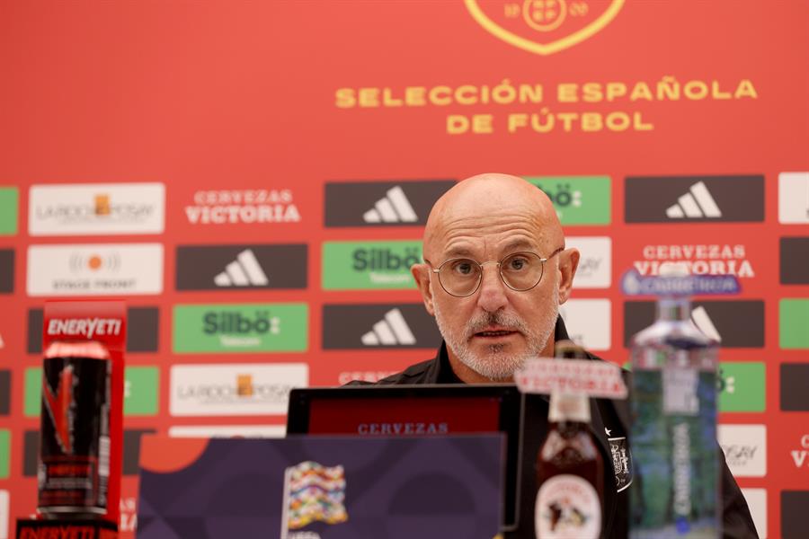 El entrenador Luis de la Fuente de España da una conferencia de prensa en Belgrado, Serbia./ EFE