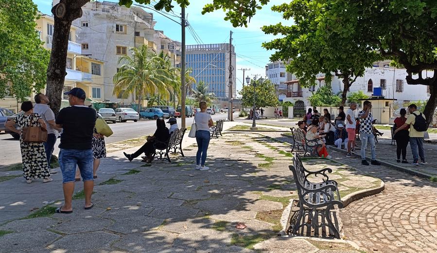 Personas esperan para ser atendidas por personal de la embajada de los Estados Unidos en La Habana/. Foto de archivo/EFE