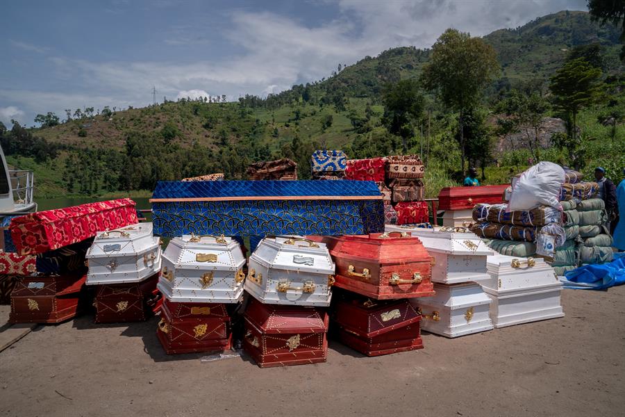 Imagen de archivo de varios ataudes con víctimas de las inundaciones en Bushushu, República Democrática del Congo. /EFE