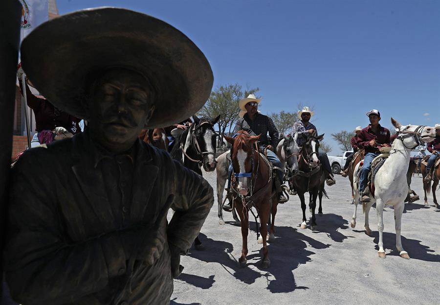 Jinetes de México y Estados Unidos encabezaron la 'Gran Cabalgata Villista' este sábado./ EFE