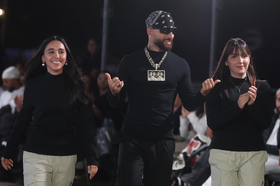 Maluma junto a la diseñadora Ana Villegas durante el lanzamiento de su marca de ropa Remanence.