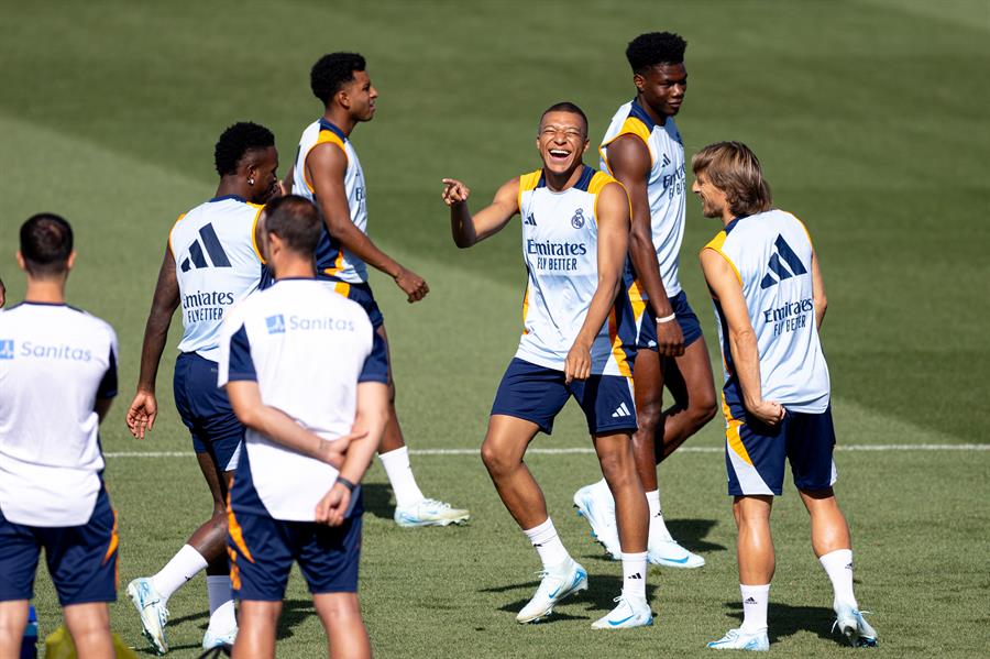 El delantero del Real Madrid Kylian Mbappé (3d) bromea con sus compañeros durante el entrenamiento de esta mañana./ EFE