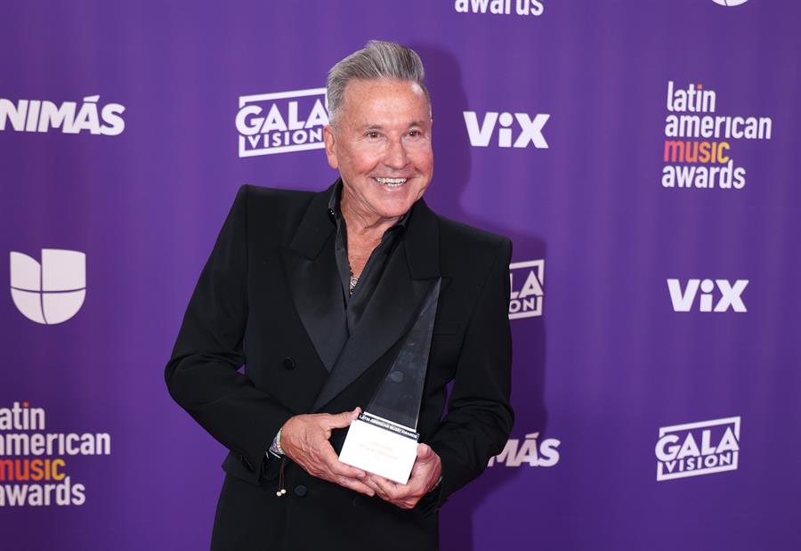 Ricardo Montaner posa con el premio Legado durante la novena edición de los premios Latin American Music Awards./ EFE