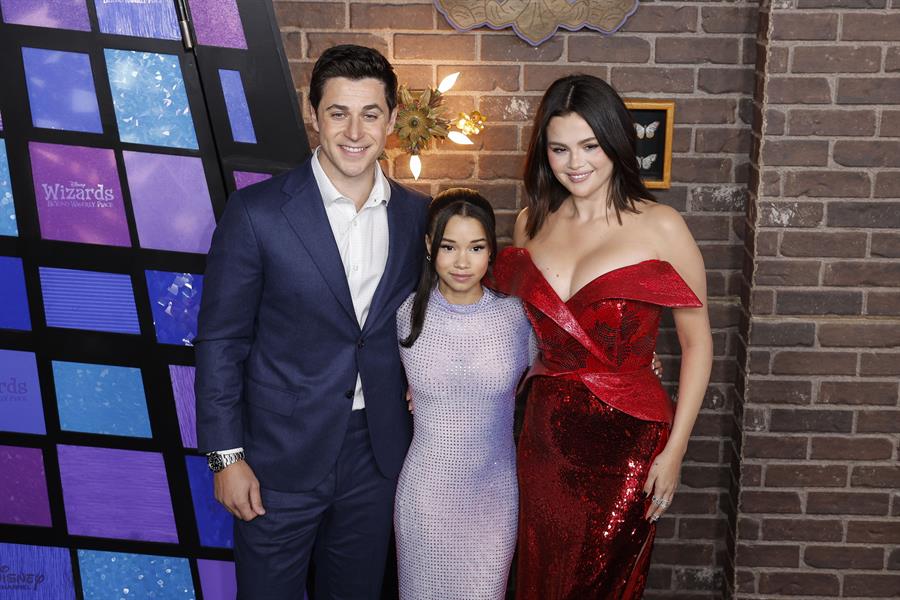 El actor David Henrie, Janice LeAnn Brown y Selena Gomez./ EFE