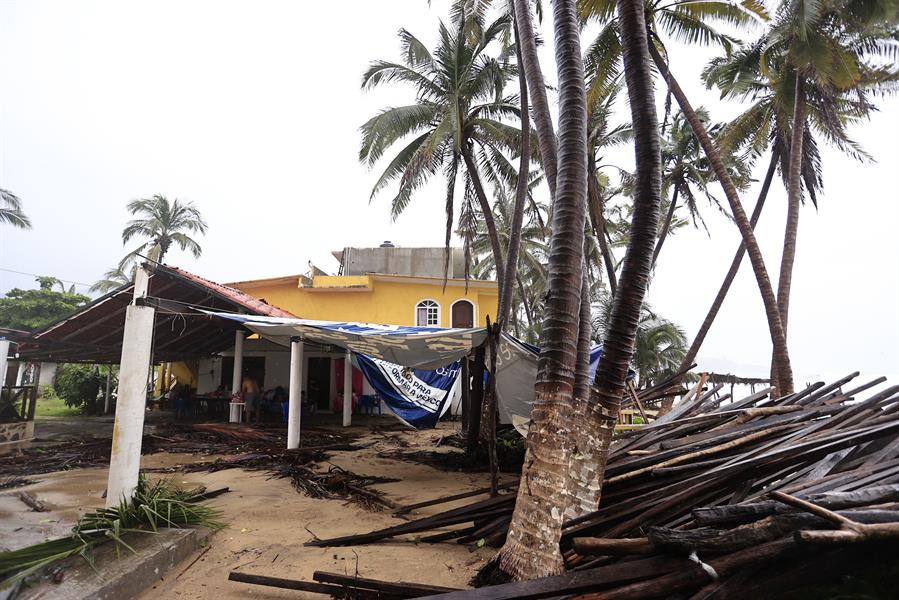 Fotografía de las afectaciones dejadas por el paso del huracán 'John', este miércoles en el balneario de Acapulco./ EFE