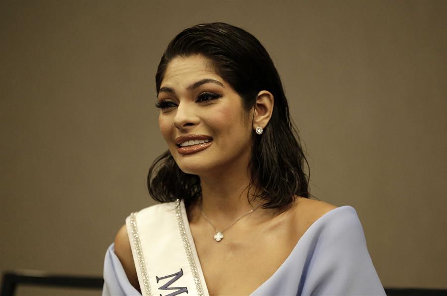 La Miss Universo, Sheynnis Palacios, habla durante una rueda de prensa este lunes, en San José (Costa Rica). /EFE