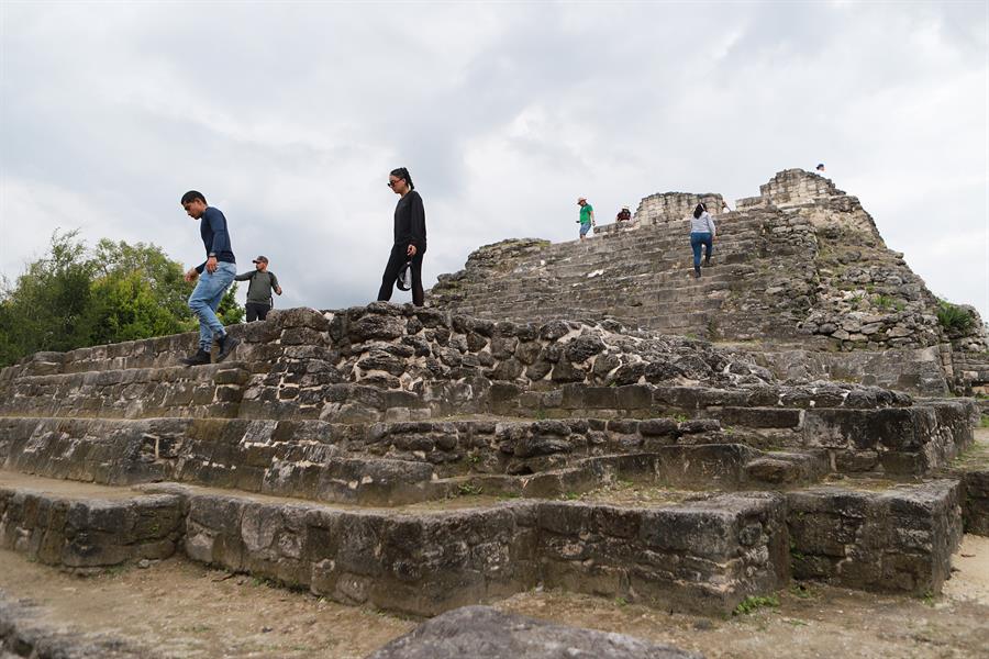 Turistas recorren la zona arqueológica de Ichkabal./ EFE