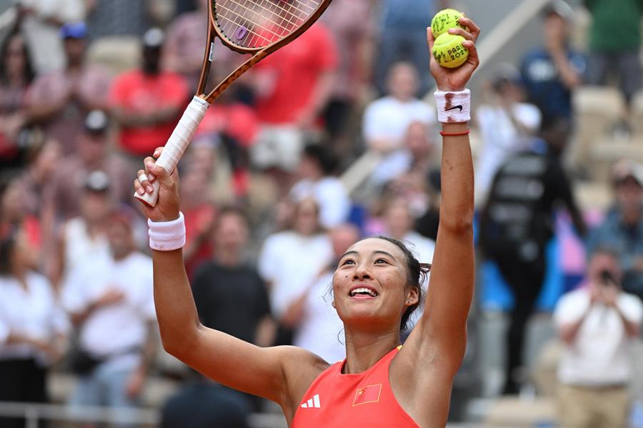 Zhen Qinwen, de China, celebra su título olímpico tras derrotar en la final a la croata Donna Vekic./ EFE