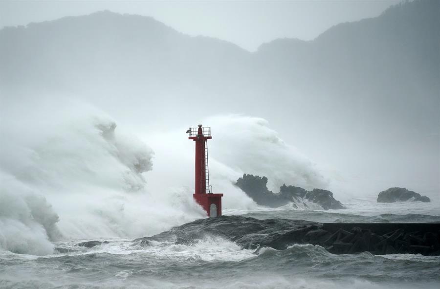 Imagen de archivo que muestra las olas generadas por un tifón en Japón. /EFE