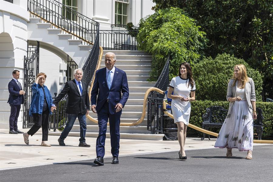 Imagen de archivo del presidente Joe Biden, mientras sale de la Casa Blanca para un evento sobre la salud en el país./ EFE