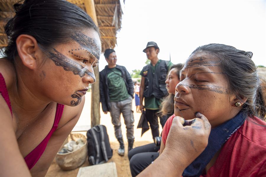 Foto de archivo de dos indígenas de la comunidad kichwa de Sarayaku./ EFE