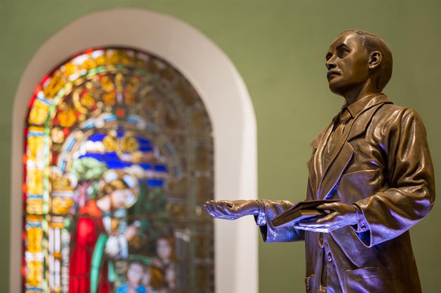 Una estatua de José Gregorio Hernández es vista dentro de la iglesia Santuario Nuestra Señora de La Candelaria./ EFE