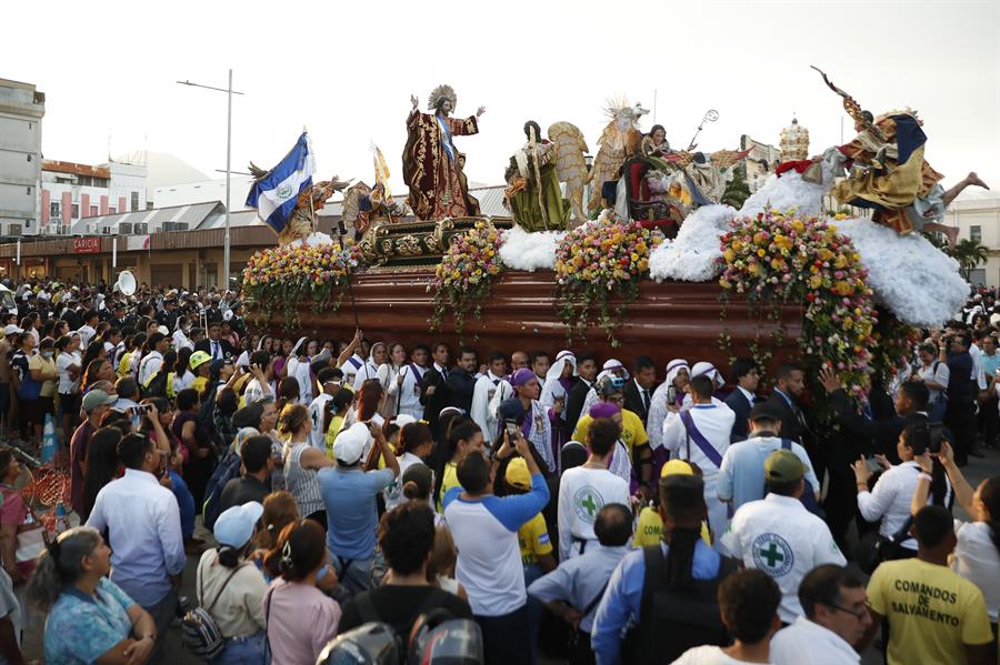 Católicos salvadoreños participan en una procesión durante las fiestas patronales en honor al Divino Salvador del Mundo./ EFE