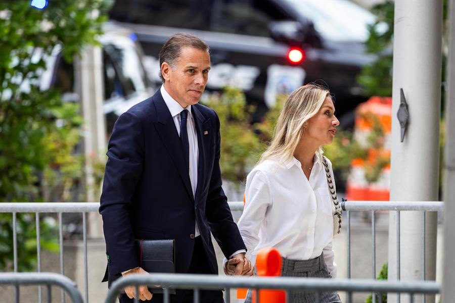 Hunter Biden (d) y su esposa, Melissa Cohen Biden (c)./ EFE