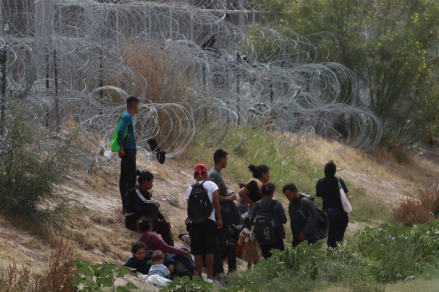 Migrantes permanecen cerca del muro que separa la frontera estadounidense, el 4 de junio de 2024, en Ciudad Juárez, Chihuahua (México)./ EFE