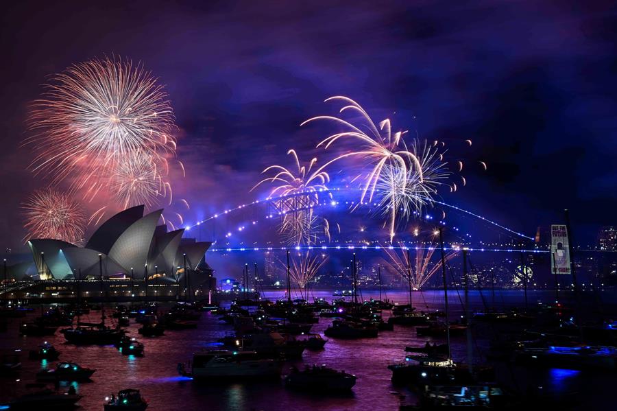 Fuegos artificiales en la bahía de Sydney (Australia) / EFE