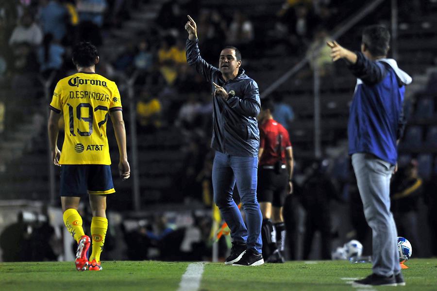 El entrenador del América, Andre Soares, dirige ante Puebla, durante un partido de la jornada 5 del torneo Apertura 2024 de la Liga MX./ EFE