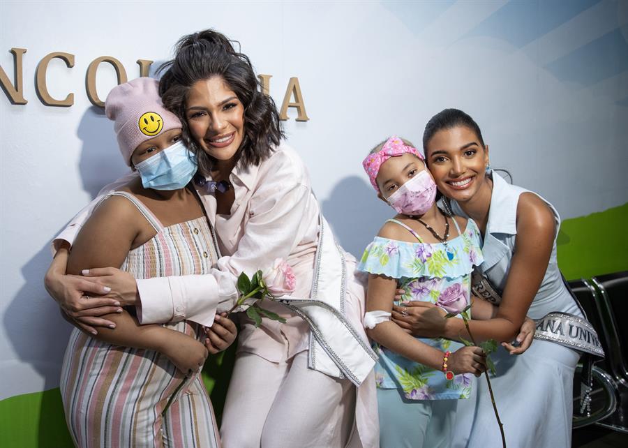 La Miss Universo Sheynnis Palacios y Miss República Dominicana, Celinee Santos, visitaron un hospital en Santo Domingo. /EFE
