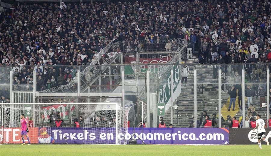 Imagen de archivo de hinchas de Fluminense en el estadio Monumental David Arellano en Santiago (Chile)./EFE