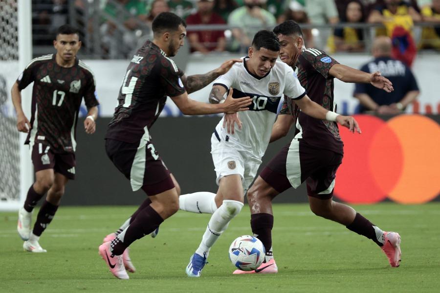 Kendry Paez de Ecuador (C) en acción durante el partido de fútbol del grupo B de la CONMEBOL Copa América 2024. /EFE