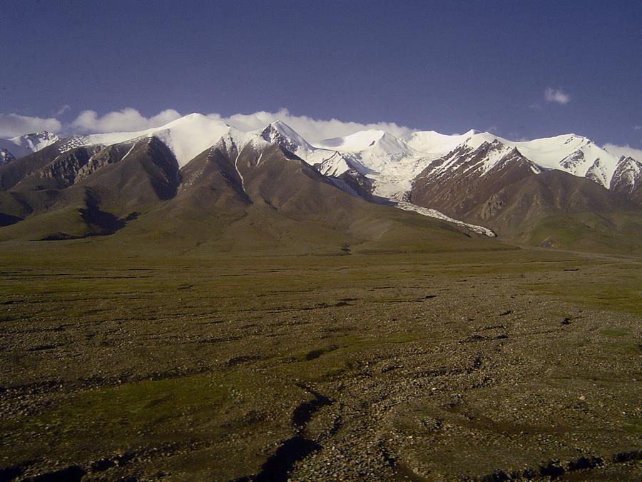 Vista general de los montes Kunlun, primeras grandes alturas por las que pasa el tren que une Pekín con Lhasa, capital del Tíbet. Archivo EFE