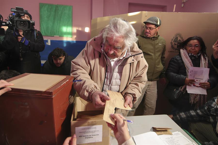 El expresidente de Uruguay José Mujica, durante su acto de votación en las elecciones internas. /EFE