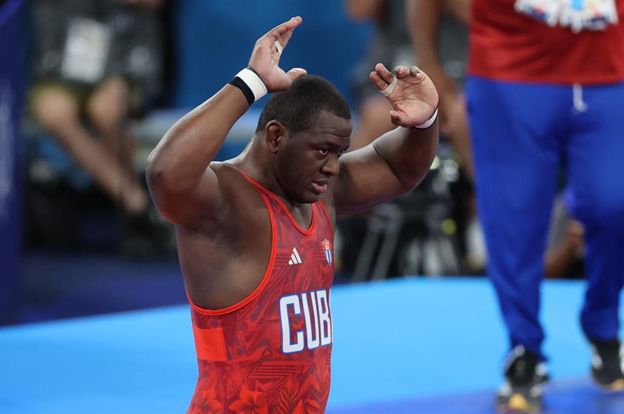 El luchador cubano Mijaín López durante su combate de lucha grecorromana de 130kg en Paris./EFE