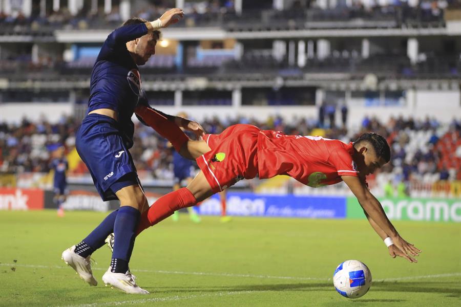 Agustín Auzmendi (i), del club hondureño fue registrado este martes, 6 agosto, al disputar un balón con Aimar Rodríguez./ EFE