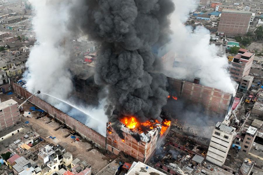 Fotografía difundida por la Agencia Andina de Perú de un incendio, en Lima (Perú)./ EFE