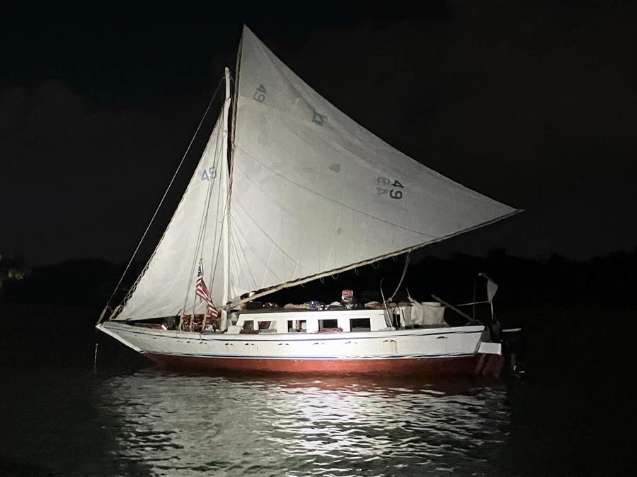 Fotografía cedida por el jefe de la Patrulla Fronteriza del sector de Miami (USBP Chief MIP), Samuel Briggs II, donde se muestra al carguero de vela./ EFE