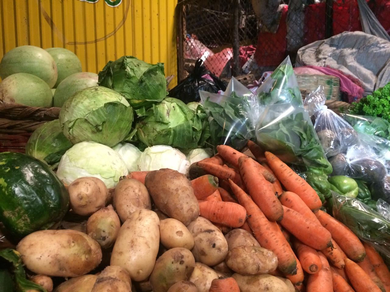 Aumenta precio de varios productos de la canasta básica en vísperas de la temporada navideña. Foto Walkiria Chavarría.