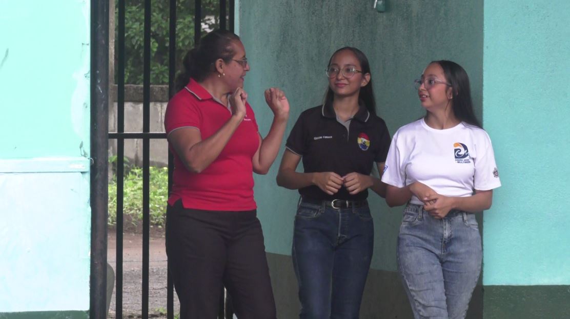 Raquel López, intérprete del lenguaje de señas, junto a Cristiana (al centro) y Rosario Fonseca (derecha)./ Lorenzo Fonseca