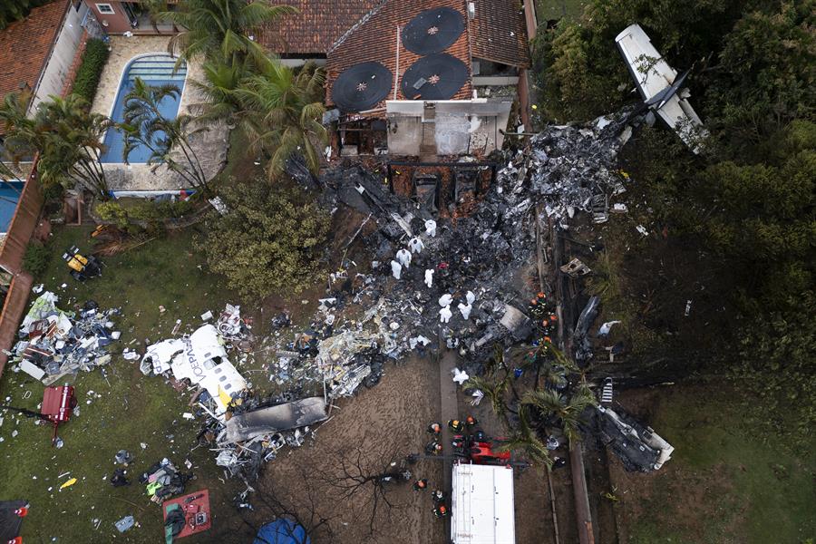 Fotografía aérea que muestra agentes de policía científica de Brasil trabajando este sábado./ EFE