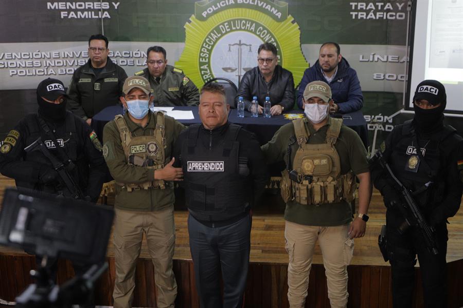 El destituido jefe militar del Ejército de Bolivia, Juan José Zúñiga (c), es presentado en dependencias de la Fuerza Especial de Lucha Contra el Crimen este miércoles./ EFE