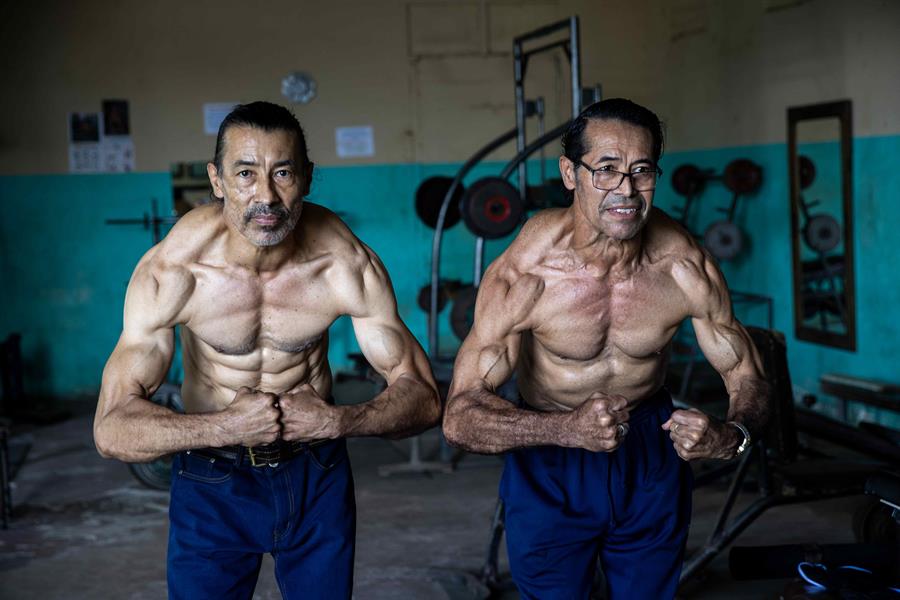 Los hermanos fisicoculturistas Walter Pérez (i) de 61 años de edad y Carlos Pérez de 62 años de edad, en Santa Teresa./ EFE