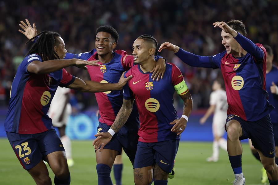 El delantero del FC Barcelona Raphinha (2-d) celebra con sus compañeros tras marcar el primer gol ante el Bayern./ EFE