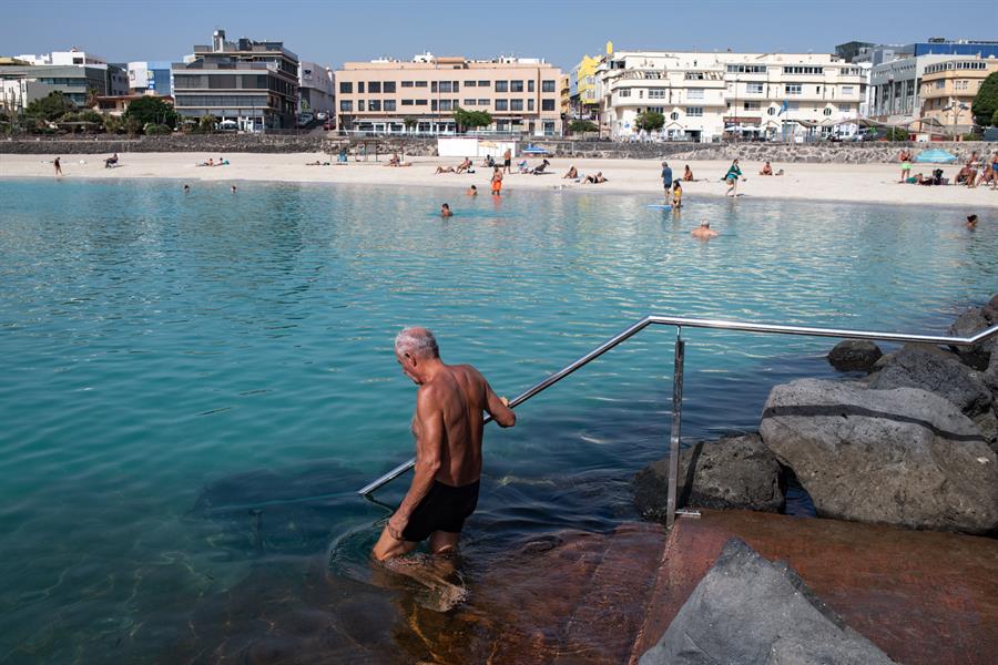 Bañistas en una playa de las islas Canarias el pasado mes de octubre./ EFE