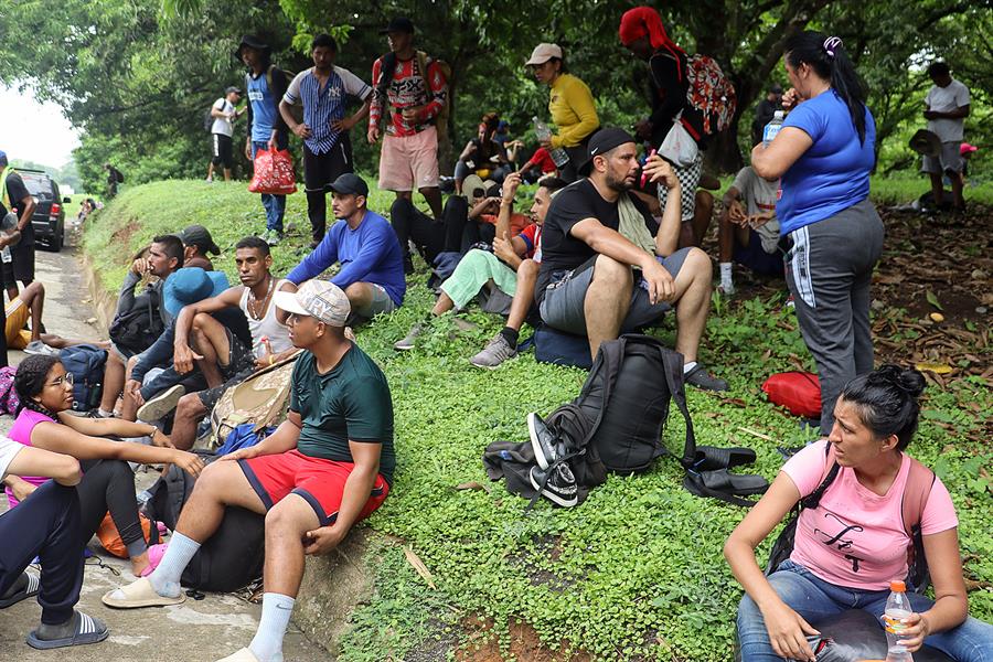 Imagen de archivo un grupo de migrantes que descansa a un costado de la vía, en el municipio de Huixtla en Chiapas./ EFE