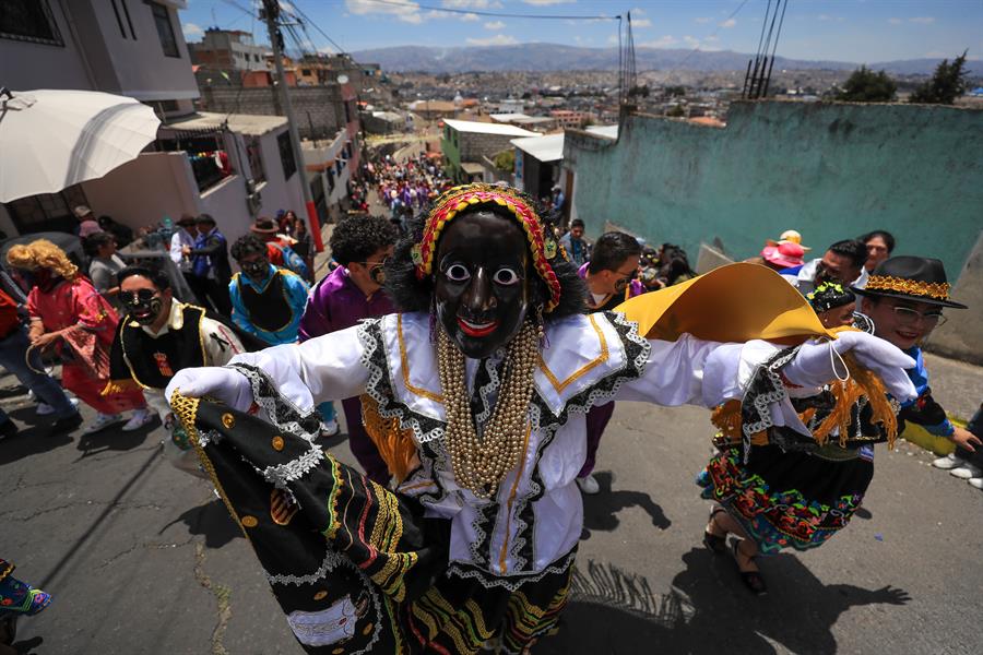 Personas usan trajes alegóricos durante la tradicional fiesta de la 'Mama Negra' este martes, en Latacunga (Ecuador)/ EFE.