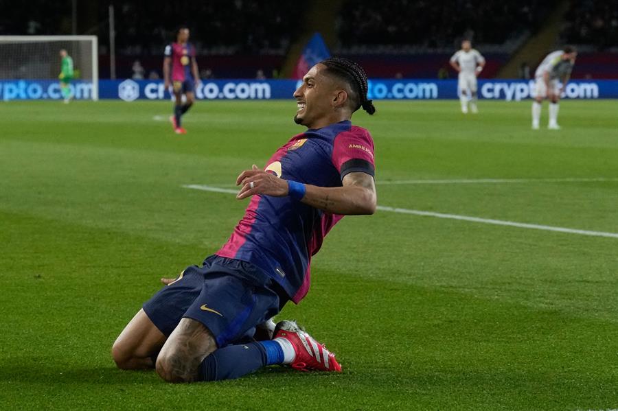 Raphinha celebra tras marcar el 3-1 durante el partido de vuelta de octavos de final de la Liga de Campeones contra el Benfica./ EFE