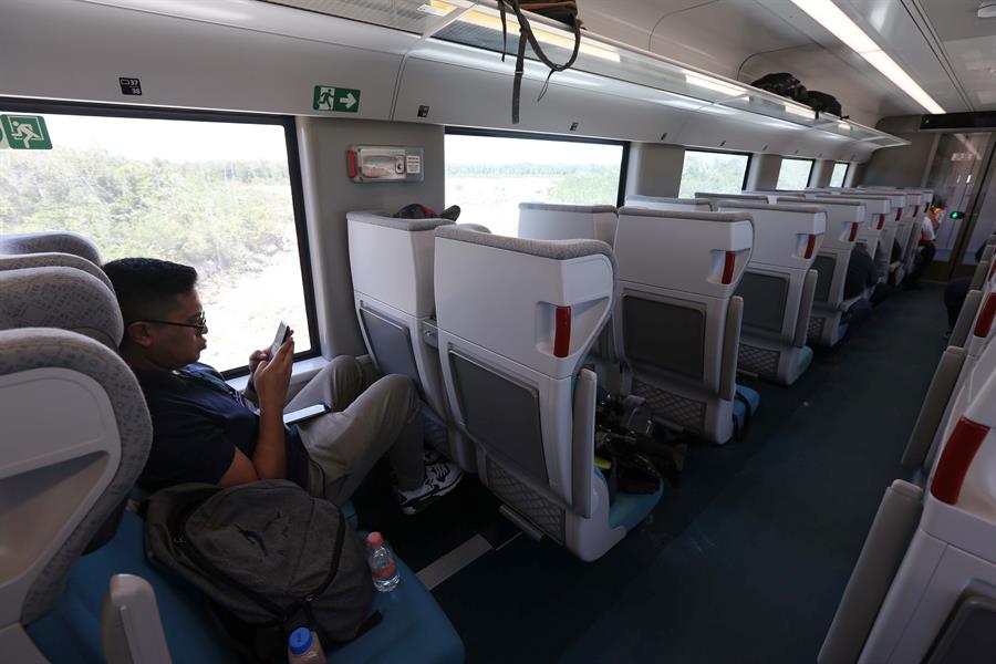 Imagen de archivo de un pasajero que aborda el Tren Maya durante un recorrido inaugural en una estación de Cancún (México)./EFE